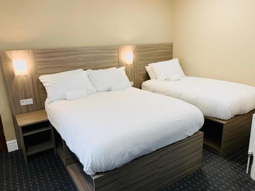 De Regency Style Hotel Room Type - Standard Family Room De Regency Style Hotel Room Type - Standard Family Room