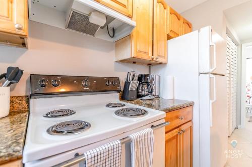 Cozy Pompano Beach Getaway Ideal for a Couple!