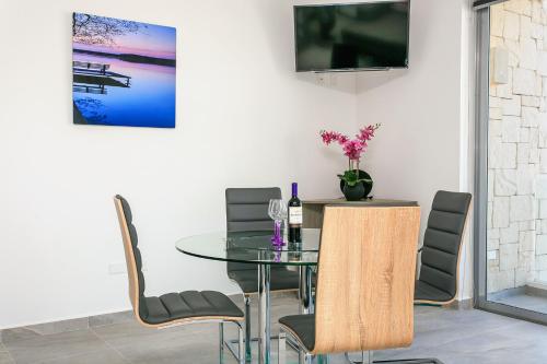 Stunning Marea with Stellar Oceanview Rooftop Pool! - image 5