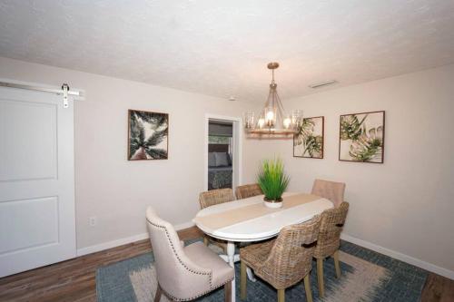 Pool Home - Close to beaches, food, downtown! thumb 2