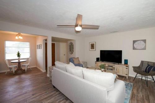 Pool Home - Close to beaches, food, downtown! thumb 3