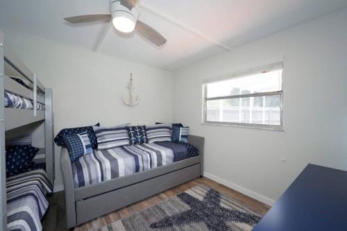Pool Home - Close to beaches, food, downtown! thumb 4