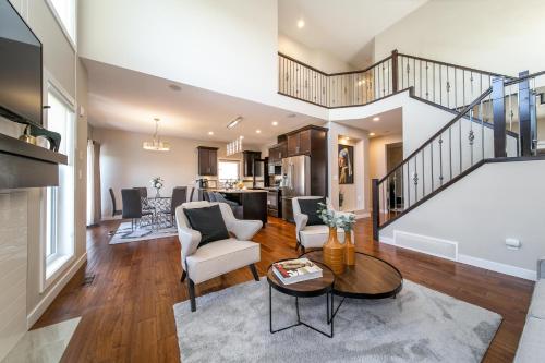HUGE Luxury Home - Games Room - Double Garage & Fast Wi-Fi - Free Netflix photo 4