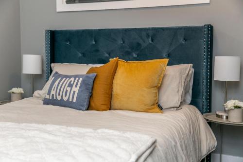 Designer Home, 4 Bed 3 Bath, King Bed, Games Room, WiFi, Netflix, Long Stays!