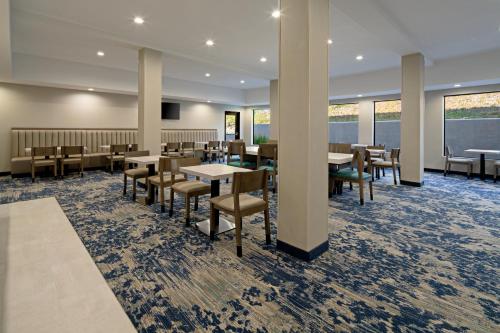 Best Western Valencia/Six Flags Inn & Suites