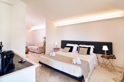 1 queen bed, 1 sofa bed