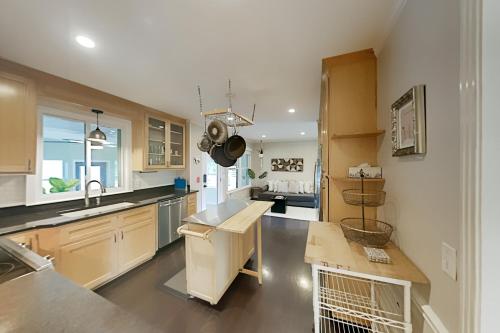 Crieve Hall Oasis - Sunroom Yard & Home Office home - image 6