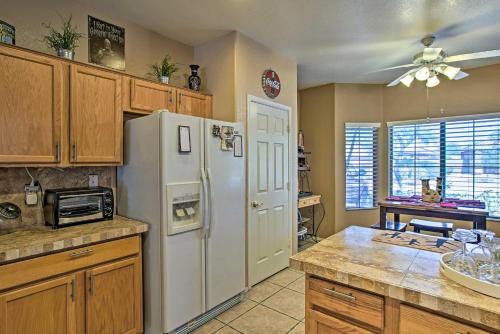 Charming Anthem Home with Fire Pit, 1 Mi to Park! in แอนเทม