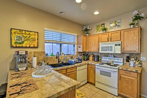 Charming Anthem Home with Fire Pit, 1 Mi to Park! in แอนเทม