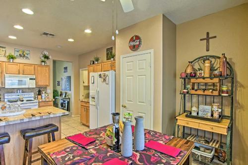 Charming Anthem Home with Fire Pit, 1 Mi to Park! in แอนเทม
