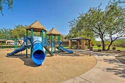 Charming Anthem Home with Fire Pit, 1 Mi to Park! in แอนเทม