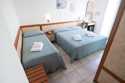 Chambre triple, vue sur la mer