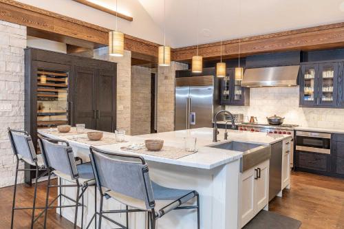 Luxurious Ski-In and Ski-Out Telluride Penthouse! - image 5