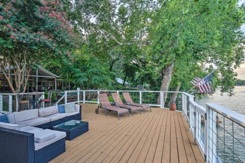 Guadalupe River Paradise with Hot Tub, Dock and Kayaks