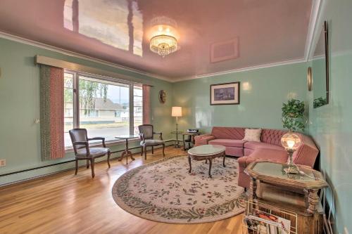 . Nostalgic and Retro Anaconda Home, Walk to Town