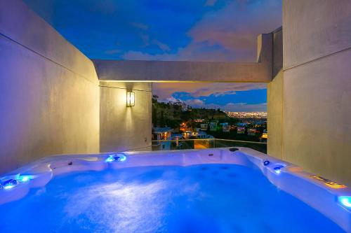 Hollywood Hills Modern Sanctuary–Jaw Dropping View