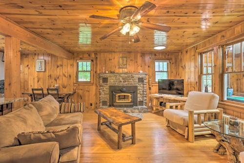 Tafton Cottage with Fire Pit and Grill Steps to Lake! in Tafton, USA