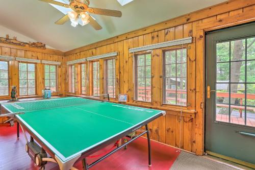 Tafton Cottage with Fire Pit and Grill Steps to Lake! in Tafton, USA