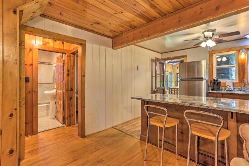 Tafton Cottage with Fire Pit and Grill Steps to Lake! in Tafton, USA