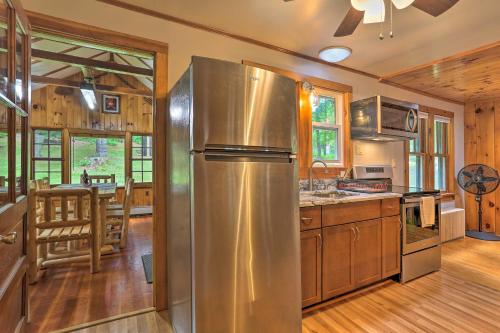 Tafton Cottage with Fire Pit and Grill Steps to Lake! in Tafton, USA
