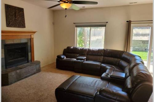 2 Master Suites/3 King Beds/4 Bath/Mins to Airport detail