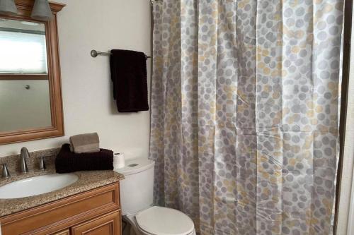 2 Master Suites/3 King Beds/4 Bath/Mins to Airport in Colorado Springs, USA