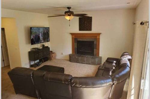 2 Master Suites/3 King Beds/4 Bath/Mins to Airport in Colorado Springs, USA