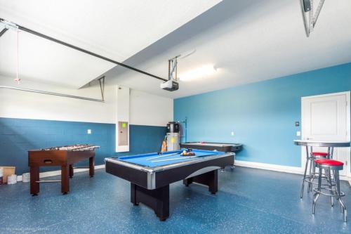 6 Bed 6 Bath Themed Bedrooms Gameroom Spa villa - image 9