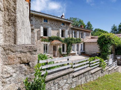 Quaint Holiday Home in Soleymieux with Garden gîte à louer Les Berniche