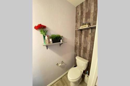 Amazing Home with Patio! 13 mins to airport! 20 mins to Downtown!
