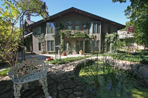 Stone Chalet Bed & Breakfast Inn - 출입구