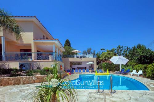 Exceptional Large Villa, FREE HEATED Pool 1 NOV - 15 JAN, Privacy,Prime Location, Peyia (foto 8)