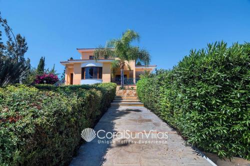 Exceptional Large Villa, FREE HEATED Pool 1 NOV - 15 JAN, Privacy,Prime Location, Peyia (foto 7)