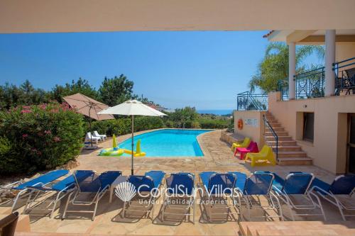 Exceptional Large Villa, FREE HEATED Pool 1 NOV - 15 JAN, Privacy,Prime Location, Peyia (foto 9)