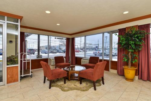 Travelodge by Wyndham Cleveland Airport - main image