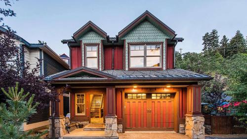 Red Hawk - Charming Cabin w Theatre & Spa - main image