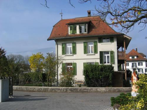 Zimmer Solothurn Doppelbett, Pension in Luterbach