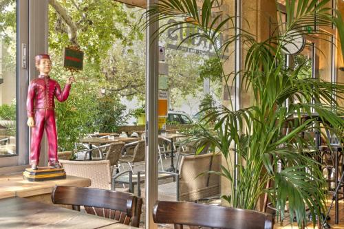 Паб/Коктейль-бар, Logis hôtel restaurant de Provence (Logis hotel restaurant de Provence) in Orange