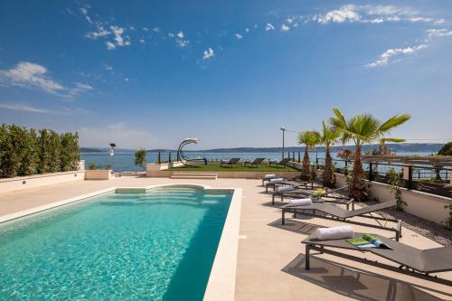 Beachfront Villa Anemona with Pool – khách sạn tại Kastel Stari