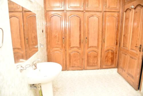 Room in Guest room - Tashreefaat Guest House - Beautiful Room in Center Islamabad