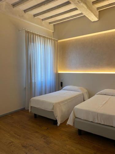 2 twin beds