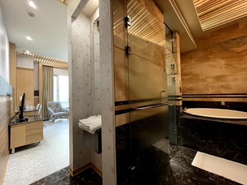 room detail thumbnail 2