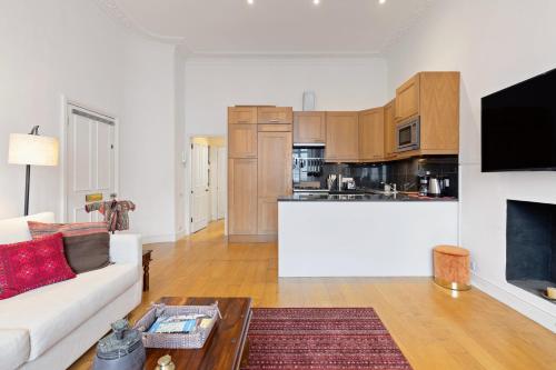 JOIVY Elegant flat in Bayswater, West London, Лондон (фото 4)