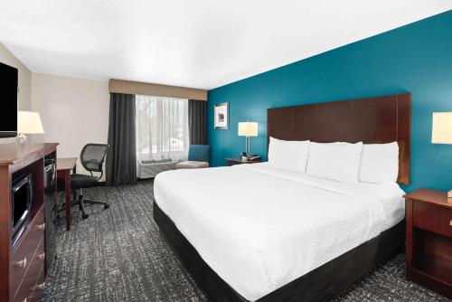 Deluxe King Room room in La Quinta Inn & Suites by Wyndham Portland NW