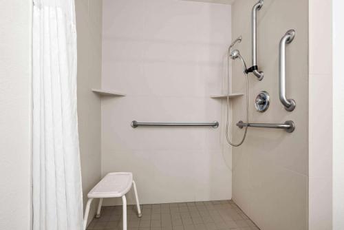 King Room - Disability Access room in La Quinta Inn & Suites by Wyndham Portland NW