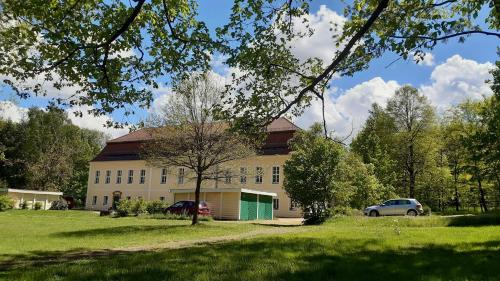 Buitenkant, Orangerie im Schlosspark zu Arnsdorf in Lohmen