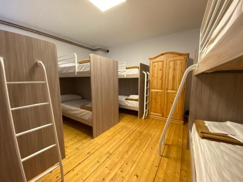 8 twin beds