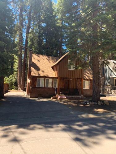 Champions Trail - Cozy Cabin w Access To Lake Tahoe Park Association Beach - image 10