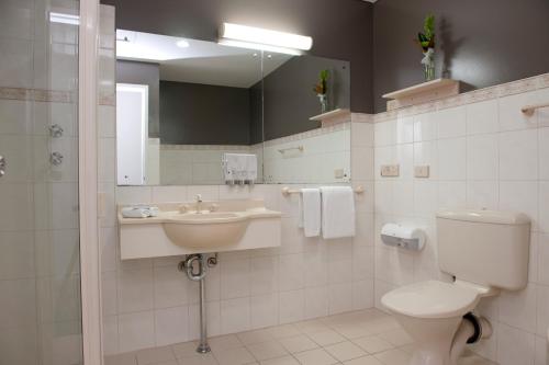 Bathroom, Adelaide Riviera Hotel in Adelaide