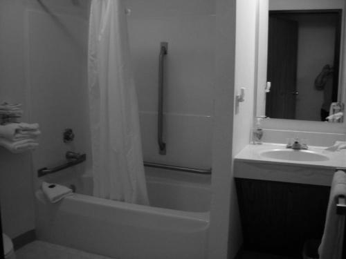 Model Towne Inn Motel - image 2